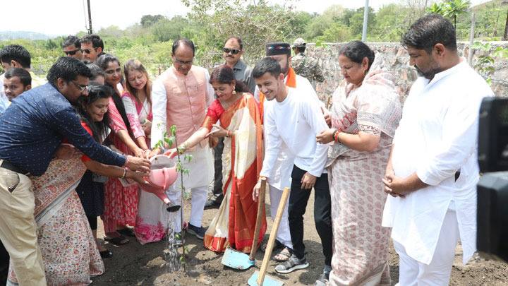 मुख्यमंत्री श्री चौहान ने पीपल, नीम और कचनार के पौधे रोपे